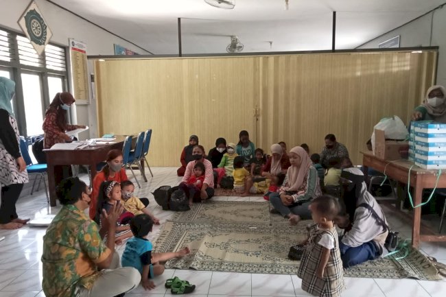 Penyuluhan Kesehatan di Posyandu Kelurahan Barenglor