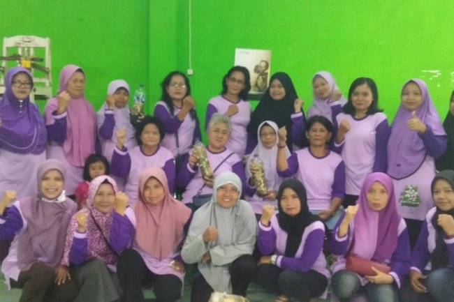 Pembuatan Eco Enzym Bersama Kader Kesehatan Desa Sekarsuli dan Puskesmas Klaten Utara