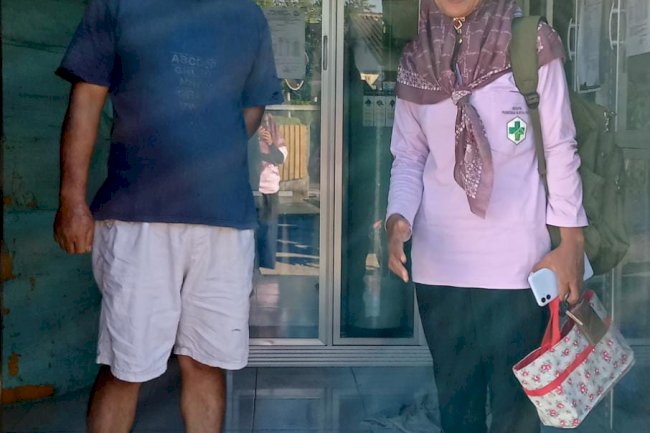 Pemeriksaan Air di Depot Air Minum Isi Ulang Oleh Petugas Kesehatan Lingkungan