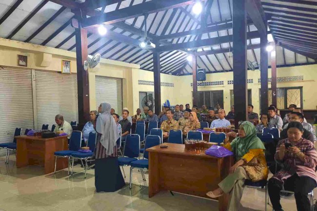 Penyuluhan Kesehatan pada Pertemuan RT dan RW di Kelurahan Gergunung