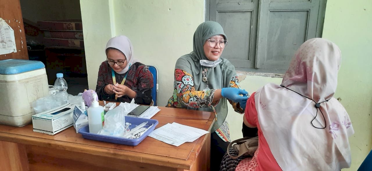 Pemberian Imunisasi Meningitis dan IPV Kepada Calon Jamaah Haji Klaten Utara