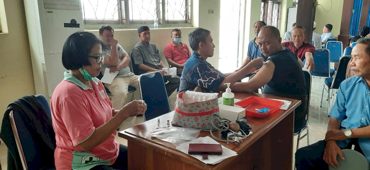 Pemberian Imunisasi Meningitis dan IPV Kepada Calon Jamaah Haji Klaten Utara