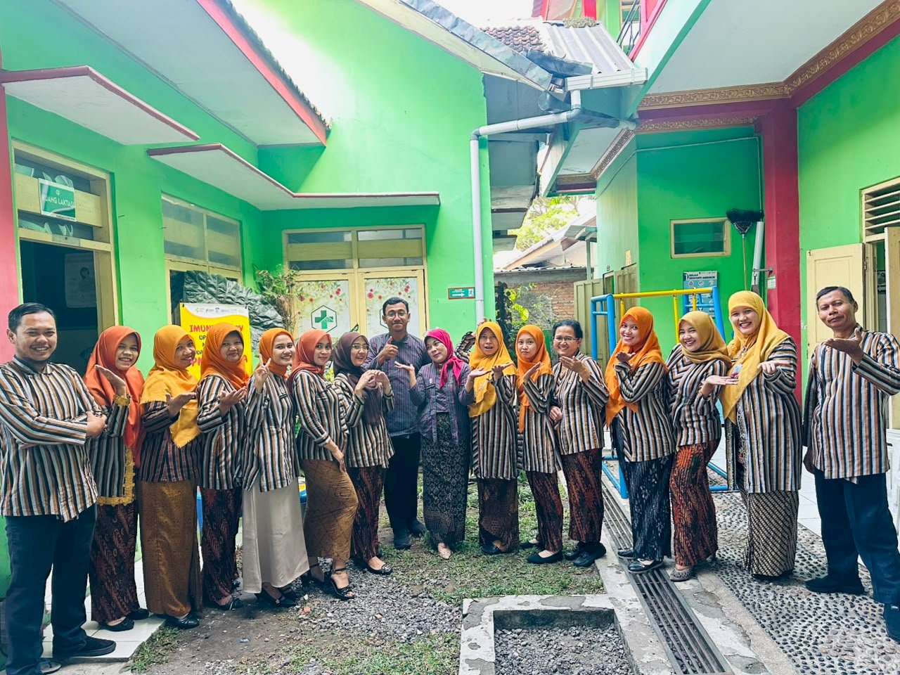Peringatan Hari Jadi Kabupaten Klaten di Kecamatan Klaten Utara, Pegawai Puskesmas Abadikan Momen Kebersamaan