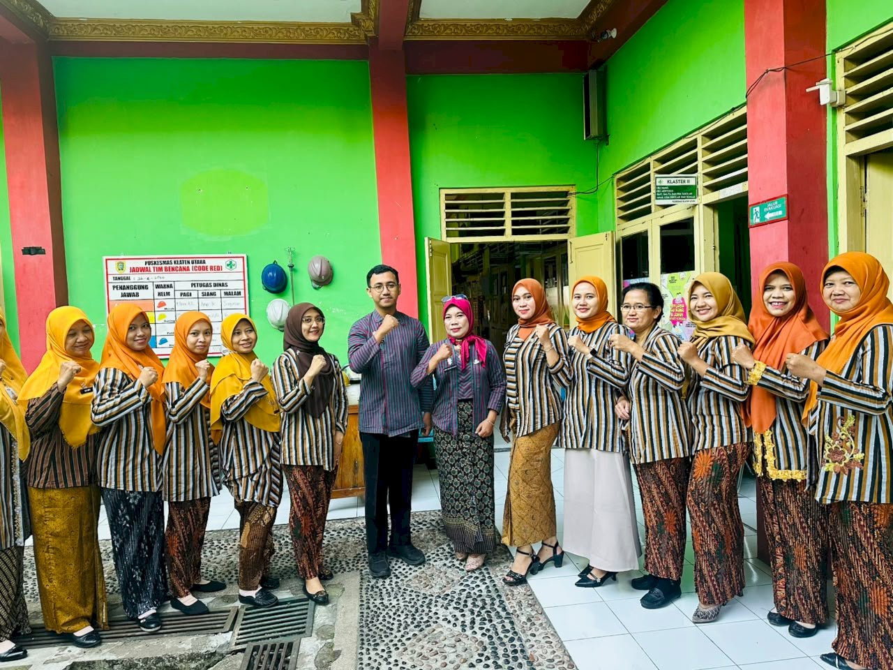 Peringatan Hari Jadi Kabupaten Klaten di Kecamatan Klaten Utara, Pegawai Puskesmas Abadikan Momen Kebersamaan