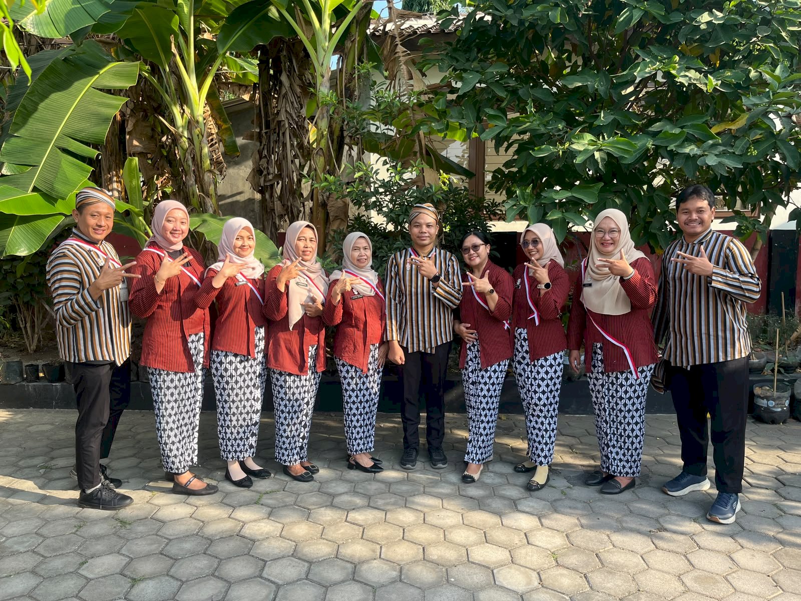 Peringatan Hari Jadi Kabupaten Klaten di Kecamatan Klaten Utara, Pegawai Puskesmas Abadikan Momen Kebersamaan