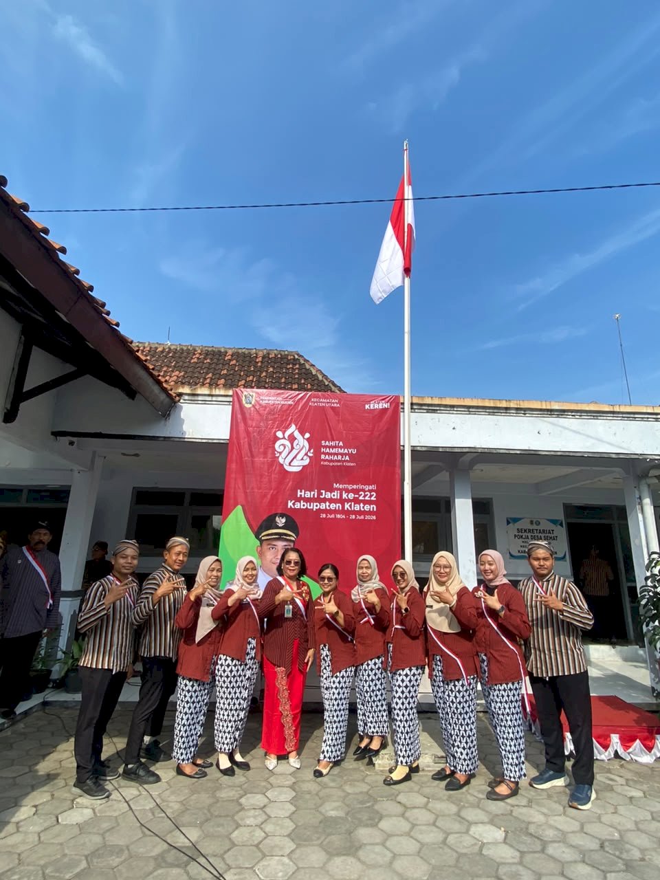 Peringatan Hari Jadi Kabupaten Klaten di Kecamatan Klaten Utara, Pegawai Puskesmas Abadikan Momen Kebersamaan