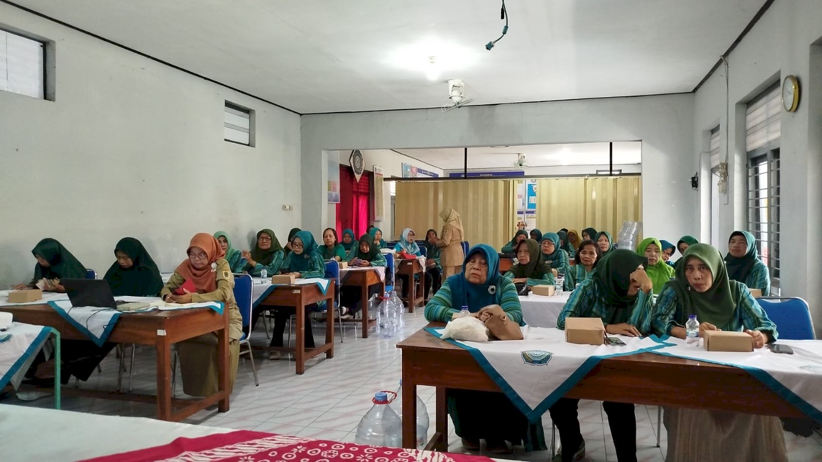 Pertemuan Kader Kesehatan Kelurahan Barenglor dan Praktik Pembuatan Komposter