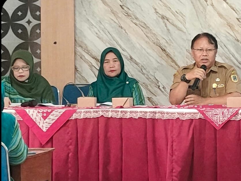 Pertemuan Kader Kesehatan Kelurahan Barenglor dan Praktik Pembuatan Komposter
