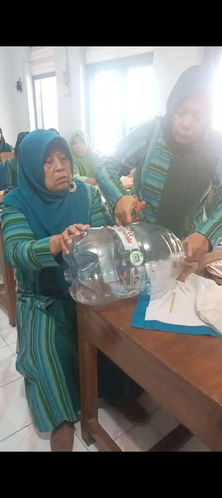 Pertemuan Kader Kesehatan Kelurahan Barenglor dan Praktik Pembuatan Komposter