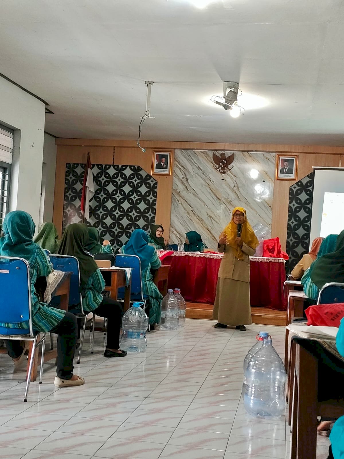 Pertemuan Kader Kesehatan Kelurahan Barenglor dan Praktik Pembuatan Komposter